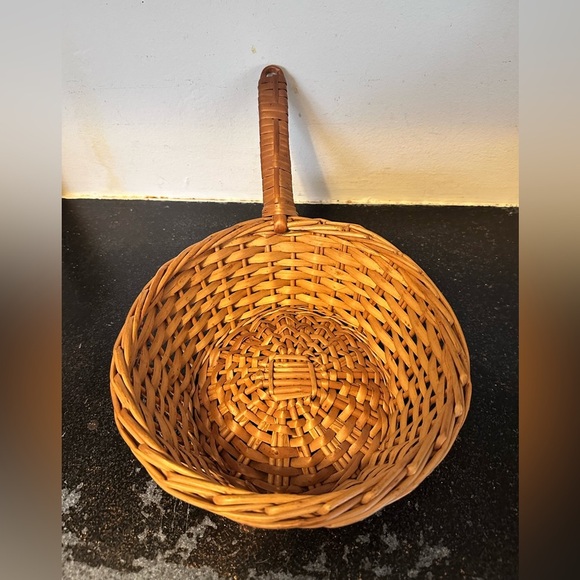 Vintage wicker offering basket - Picture 3 of 3
